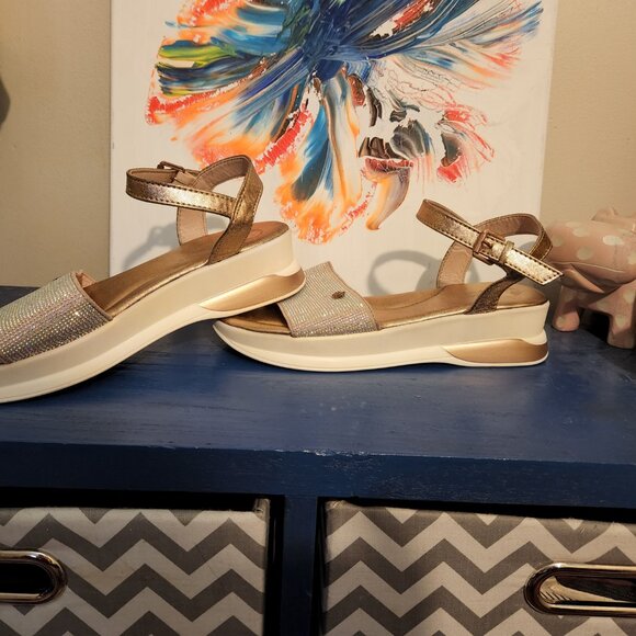 Women's size 9 JUICY COUTURE bronze shimmery and jeweled ankle strap sandals - Picture 7 of 9